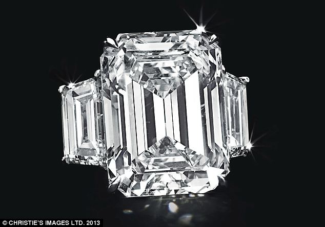 Chiếc nhẫn đính hôn của cô Kim và chồng cũ được bán với giá 16,5 tỷ