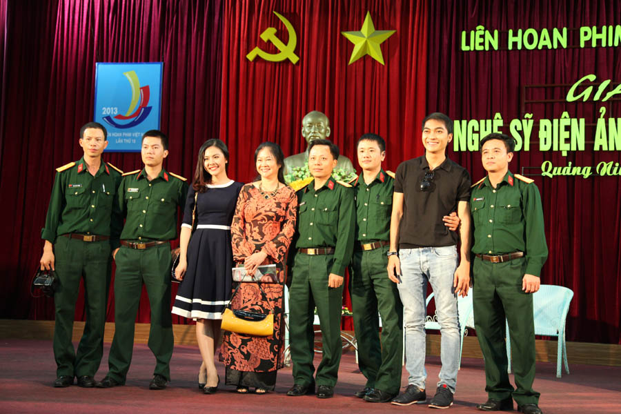 Cả hai cùng nghệ sĩ Diệu Thuần chụp chung với các lãnh đạo của Lực lượng Vũ trang tỉnh Quảng Ninh