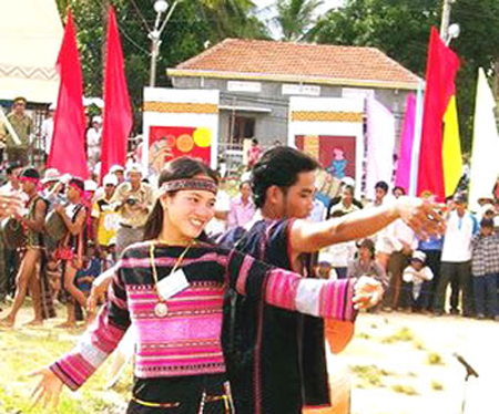 Thanh niên Ba Nar trong điệu múa mừng Tết Ét Đoong. (Ảnh: CAND)