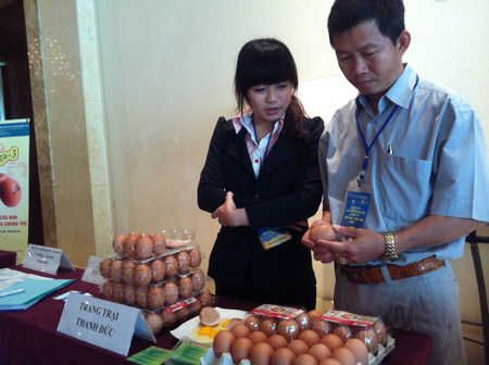 Anh Lâm Thanh Đức giới thiệu sản phẩm trứng gà 2 lòng đỏ