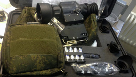 Bộ đồ gồm cả vũ khí, áo giáp và nhiều thiết bị tinh vi khác.