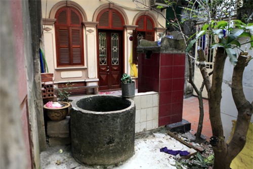 Người dân vẫn sử dụng giếng ở số nhà 13 Hàng Chuối để sinh hoạt. Bêng giếng vẫn còn bàn thờ thần giếng.