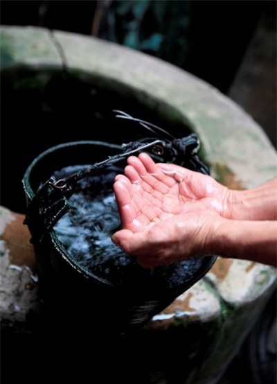 Giếng khơi tại 15 ngõ Phủ Doãn vẫn còn trong veo nên được nhiều người sử dụng làm nước sinh hoạt.