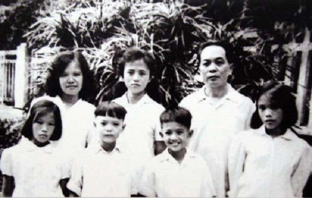 Bức ảnh hiếm hoi chụp gia đình của Đại tướng Võ Nguyên Giáp với người vợ Đặng Bích Hà cùng các con. Bức ảnh chụp năm 1963.
