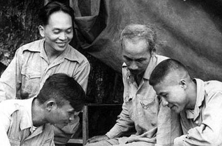 Trong ảnh là Chủ tịch Hồ Chí Minh, Đại tướng Võ Nguyên Giáp, Trung đoàn trưởng Thái Dũng (hàng dưới, bên trái ảnh) và Tiểu đoàn trưởng Dũng Mã (bên phải) nghiên cứu sơ đồ tác chiến Chiến dịch biên giới 1950.
