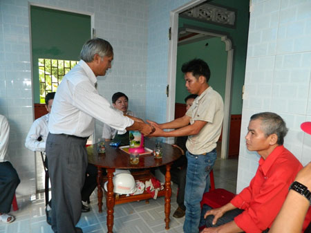 Huyện Tiên Phước cùng nhiều doanh nghiệp đến chia buồn và hỗ trợ cho gia đình nạn nhân Xuân. Ảnh: Minh An.