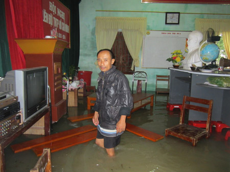 Đến chiều 17.10, nhiều nhà dân ở huyện Yên Thành vẫn bị ngập nặng, nhiều tài sản hư hại.
