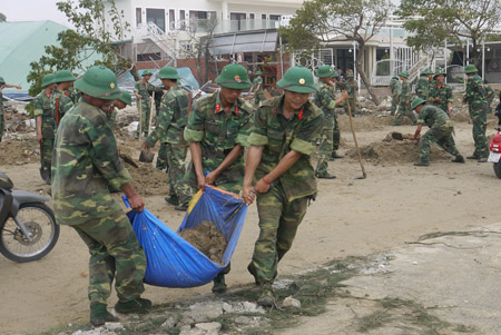 Cán bộ, chiến sĩ, học viên Trường Quân sự Quân khu V khai thông tuyến đường Hoàng Sa bị đất cát bồi lấp.
