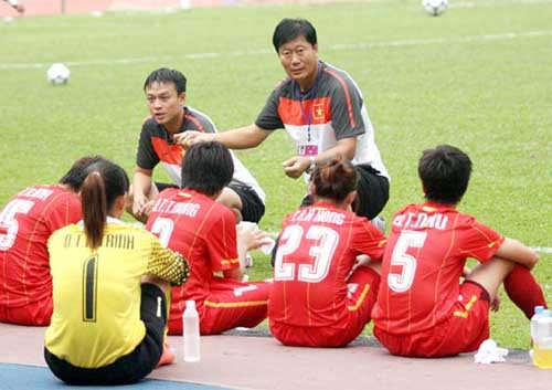 Thu nhập không đủ sống nhưng các nữ tuyển thủ vẫn đá hay, đang đứng trước cơ hội giành vé dự VCK World Cup.