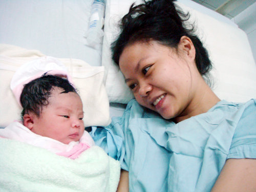 Hai mẹ con Nari tại Bệnh viện Hoàn Mỹ