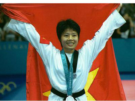 Cựu võ sĩTrần Hiếu Ngân với tấm HCB Olympic 2000 lịch sử.