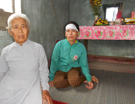 Cụ Nguyễn Thị Thí ngồi thẫn thờ trong ngày 18.10 ngóng tin em Nguyễn Hoài Nam.