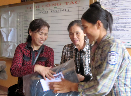 Đại diện Báo NTNN và đại diện Hội Tích thiện trao quà tới bà con xã Phú Định.