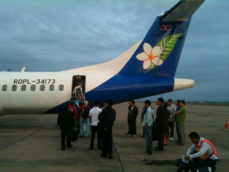 Ảnh minh họa chụp cảnh hành khách đang lên máy bay ATR 72 số hiệu QV 515 của Lao Airlines là chuyến bay đầu tiên trong ngày 18.10 từ Viên Chăn đi Pakse, cùng một tuyến với máy bay gặp nạn.