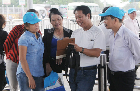 Những nông dân tiêu biểu 2013 trao đổi kinh nghiệm trong chuyến đi tham quan tại Quảng Ninh