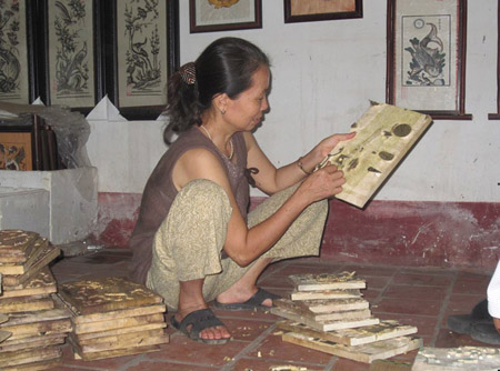 Bà Nguyễn Thị Oanh bên những bản khắc tranh cổ.