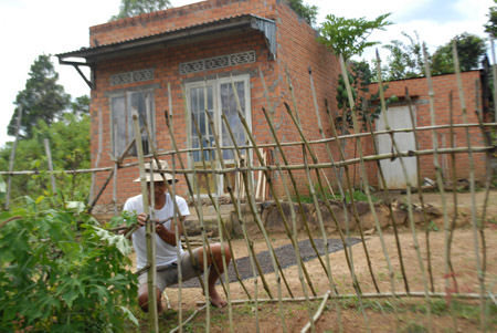 Ông Hoàng Văn Minh gác cổng không cho ai vào. 