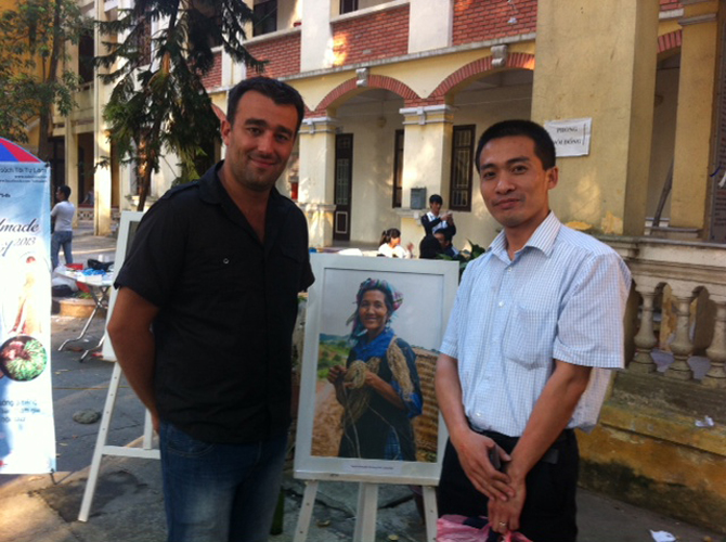 Anh Rehahn (bên trái) trong ngày 20.10.2013 tại Hà Nội.