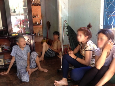 Ngô Thị H. ngồi trên võng (trái) cùng mẹ đang kể lại vụ việc - Ảnh: Nguyễn Long (Thanh Niên).