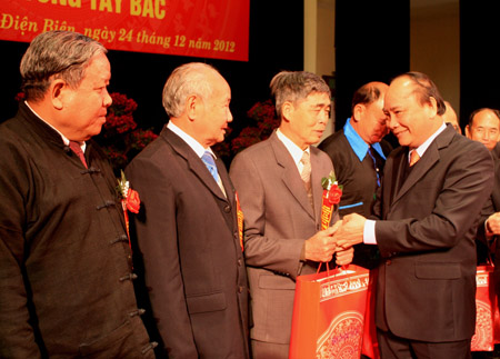 Phó Thủ tướng Nguyễn Xuân Phúc chúc mừng và tặng quà các đại biểu người có uy tín khu vực Tây Bắc.