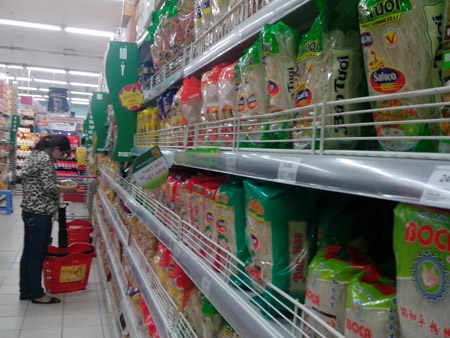 Các sản phẩm làm từ gạo đang ngày càng xuất hiện nhiều trên các quầy kệ của siêu thị. 
