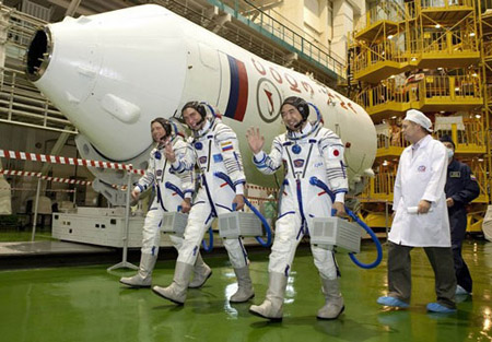 Phi hành đoàn Nga chuẩn bị bay trên tàu vũ trụ Soyuz