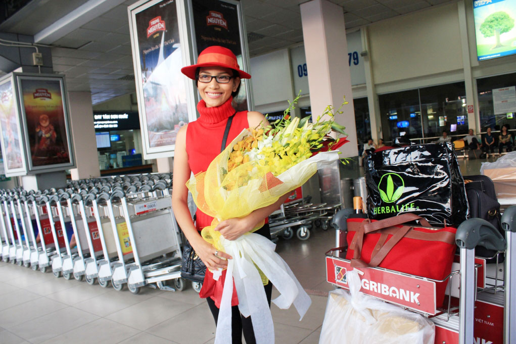 Á hậu Trương Thị May chào gia đình cùng người hâm mộ tại sân bay Tân Sơn Nhất trước giờ lên đường