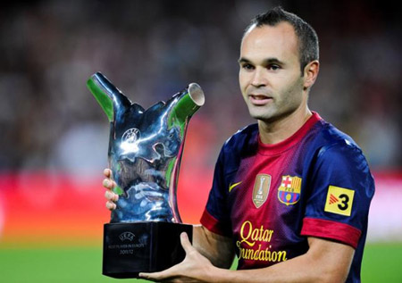 Iniesta ký vào bản hợp đồng tới năm 2018 với Barcelona