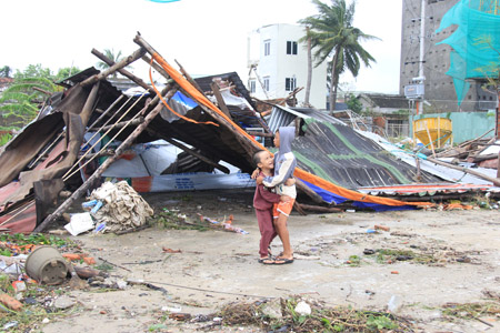 Nhiều ngôi nhà bị đổ sập trong bão số 11