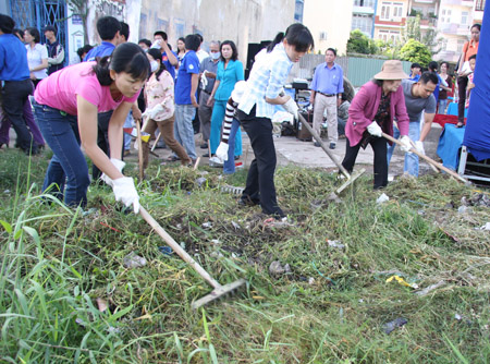 Hội viên ND Đa Phước làm vệ sinh khu dân cư. 