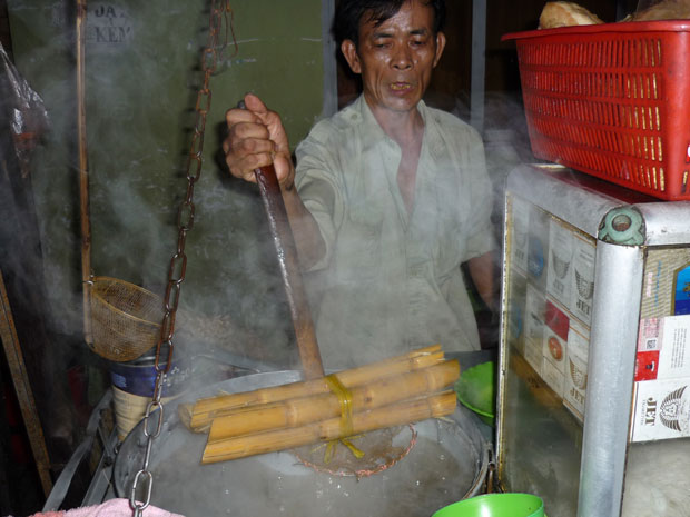 Ông Lành vớt mía lau chứng minh.