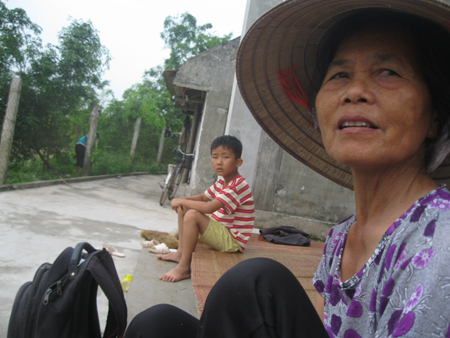 Bà Hào kể chuyện với PV.