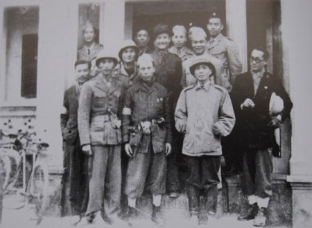 Các cán bộ Trung đoàn Thủ đô và Đại tướng Võ Nguyên Giáp (thứ 2 từ phải sang) những năm 1947-1948.
