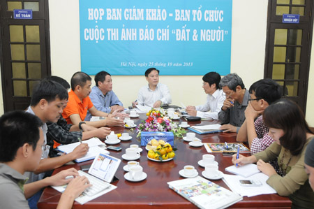 Họp Ban tổ chức, Ban giám khảo Cuộc thi ảnh “Đất & Người”.   