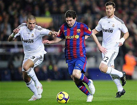 Messi (giữa) vẫn là niềm hy vọng số một của Barca trong trận siêu kinh điển với Real Madrid.