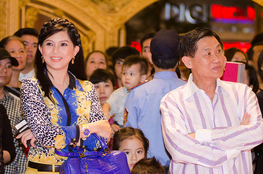 Vợ chồng cựu diễn viên Thủy Tiên cùng đứng xem trình diễn thời trang tại Tràng tiền Plaza