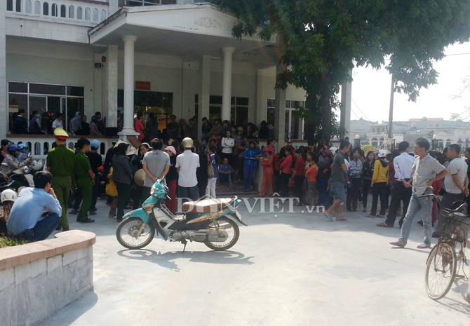 Cũng trong sáng nay, hàng trăm hộ kinh doanh đã đến trật kín sân trong trụ sở UBND huyện Hải Hà trao đổi với lãnh đạo huyện.