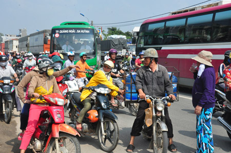 Một số người dân xã Nghĩa An ra QL 1A, đoạn trước trụ sở UBND huyện Tư Nghĩa, chặn xe gây ách tắc giao thông.