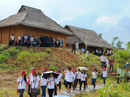 Không gian nhà ở của đồng bào dân tộc Hà Nhì tại Làng Văn hóa – Du lịch các dân tộc Việt Nam.