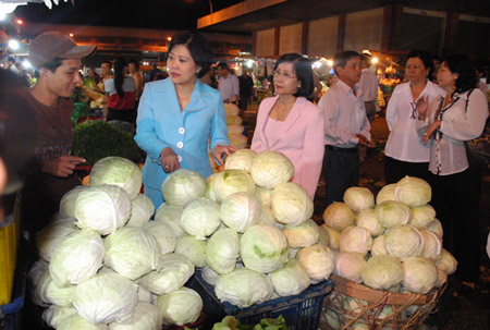 Lãnh đạo UBND TP.HCM kiểm tra nông sản  tại chợ đầu mối Hóc Môn.