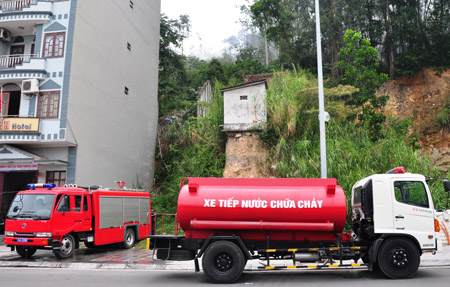  Do địa hình đồi phức tạp nên xe cứu hỏa đã không thể tiếp cận để chữa cháy.