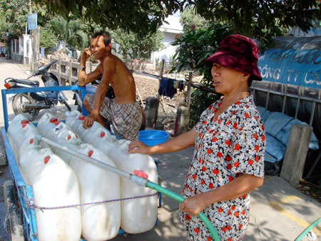 Người dân nhiều khu vực ngoại thành vẫn phải mua nước sinh hoạt.