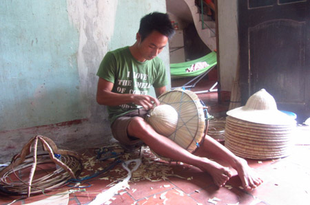 Anh Nguyễn Trọng Minh vay vốn đầu tư cho nghề làm  mũ, nón lá.