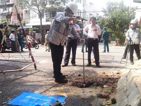 Lực lượng chức năng khám nghiệm hiện trường vụ phát nổ, cháy trên mặt đường Bình Lợi