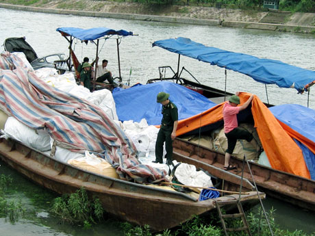 BĐBP tỉnh bắt giữ các phương tiện thuỷ vận chuyển hàng hóa trái phép qua biên giới. (Ảnh: Báo QN)