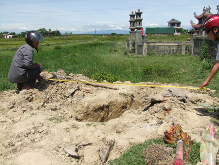 Một khu đất được đào lên tìm hài cốt liệt sĩ theo chỉ dẫn của nhà ngoại cảm tại Thừa Thiên - Huế. 