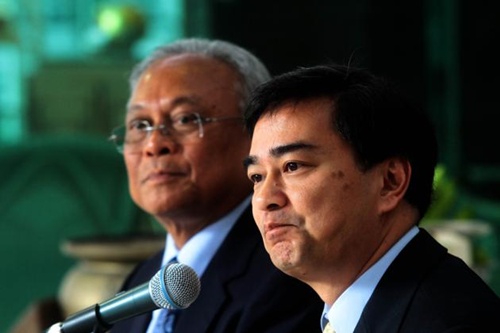 Cựu thủ tướng Thái Lan Abhisit Vejjajiva (phải) và cựu phó thủ tướng Suthep Thaugsuban. Ảnh: Nation