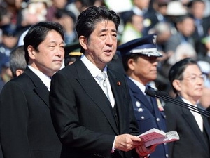 Bộ trưởng Quốc phòng Nhật Bản Itsunori Onodera (trái) cùng Thủ tướng Shinzo Abe trong cuộc diễu binh của Lực lượng Phòng vệ Nhật bản gần Tokyo hôm 27/10 (Nguồn: AFP)