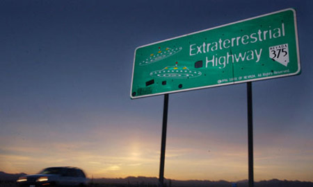 Đường cao tốc 375, gần khu vực cấm địa 51, nơi có căn cứ không quân bí mật Nevada của Mỹ.