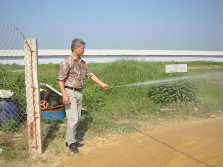 Anh Lượng thực hiện phun khử trùng trước khi vào trại. 